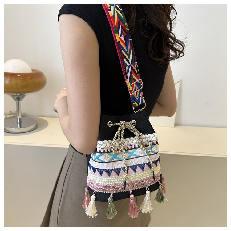 Women's Medium Canvas Geometric Ethnic Style Tassel String Bucket Bag display picture 58