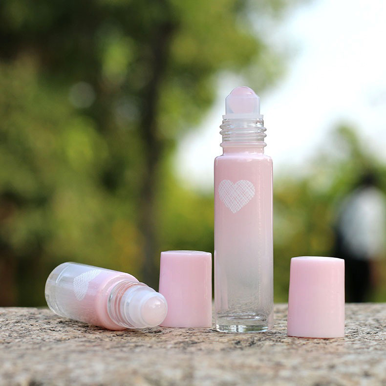 Botella de vidrio de 5ml/10ml con forma de corazón para aceites esenciales, con bola rodante de cristal rosa, para rellenar perfume, con bola de jade, en caja de regalo.