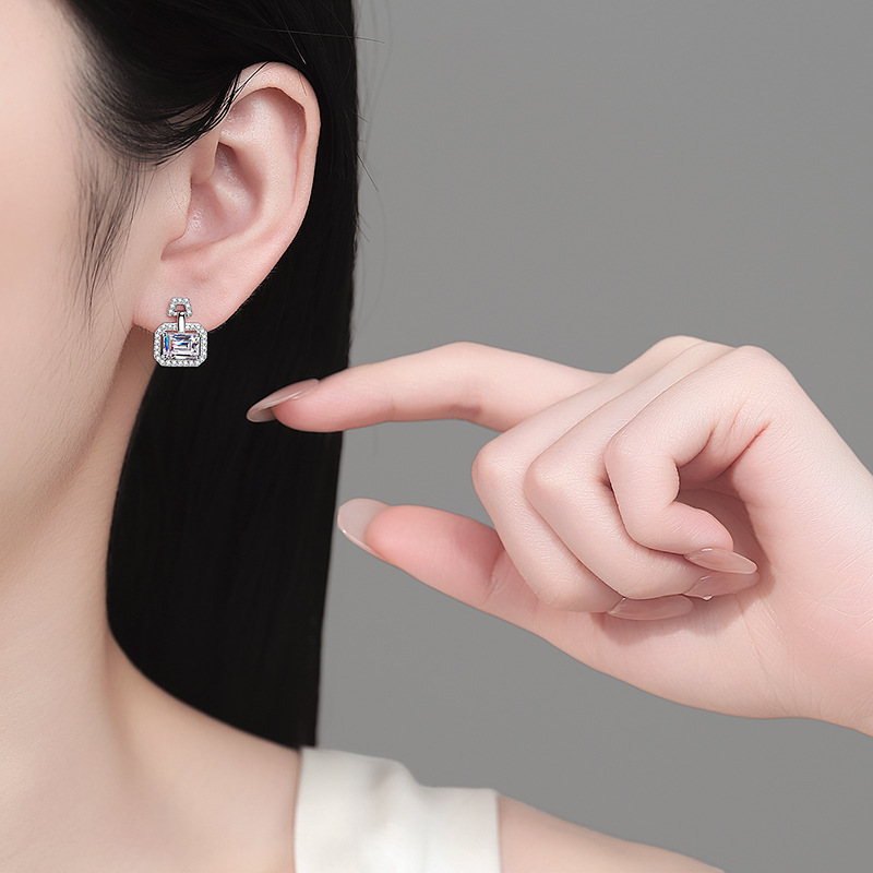 Orecchini a cerchio in argento sterling con moissanite colore d_voghion.com