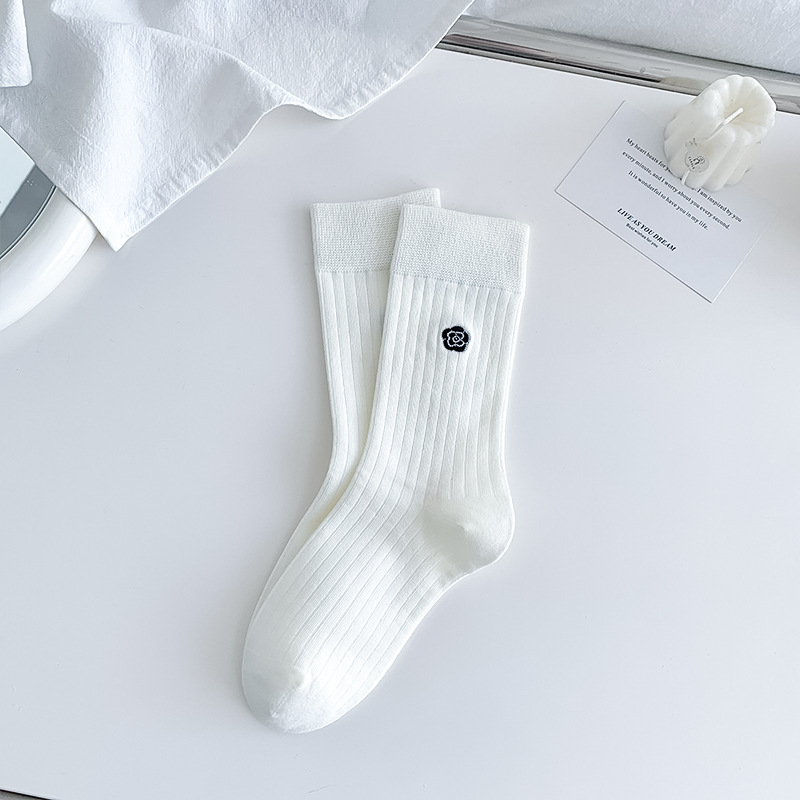 Calcetines de verano para mujeres de color sólido simple patrón de bordado mediano calcetines de algodón transpirable calcetines de mujer Zhuhai al por mayor