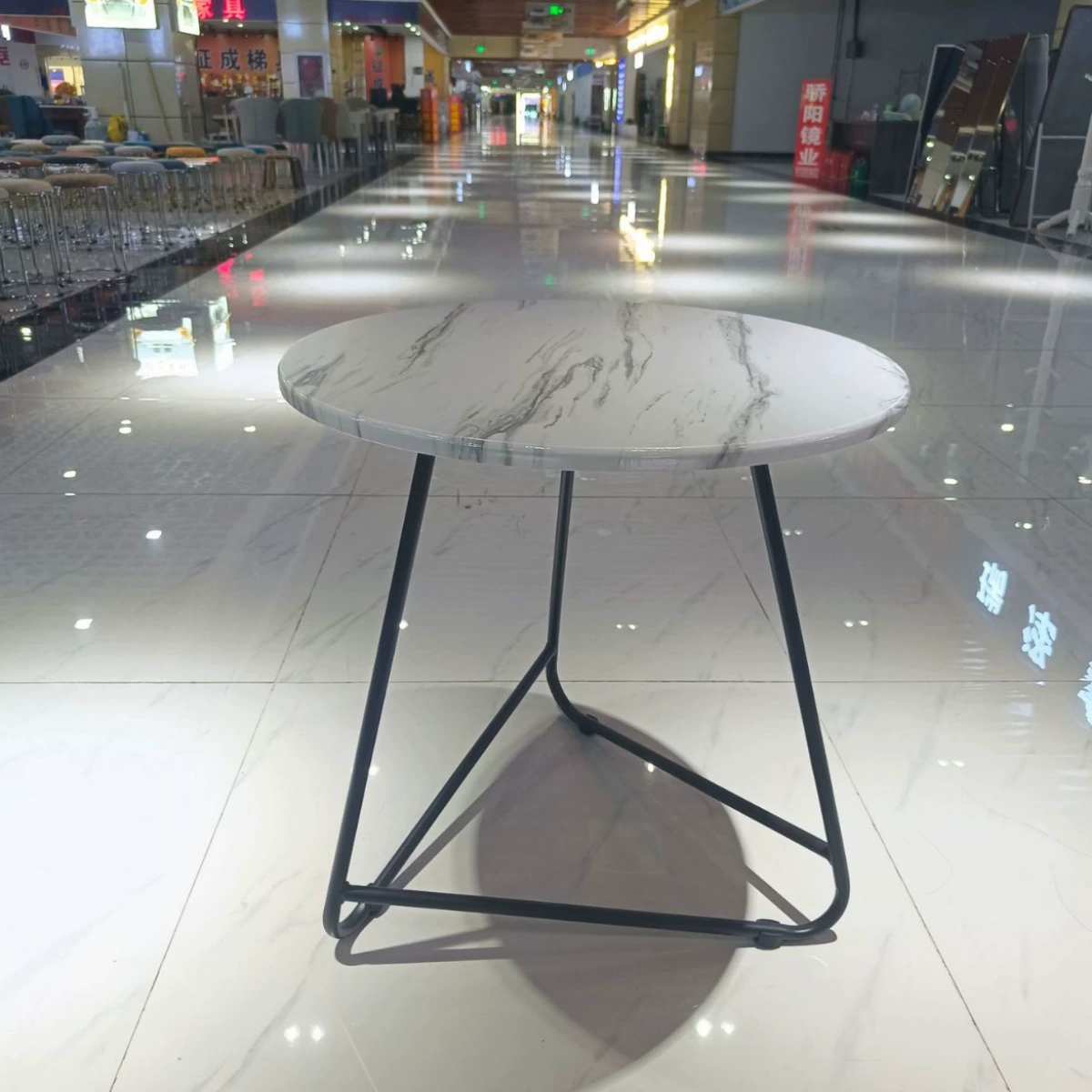 Стол для штатива с черными ножками, журнальный столик, угловой столик, столик, столы, столы, столы, столы, столы, столы, современные простые и повседневные