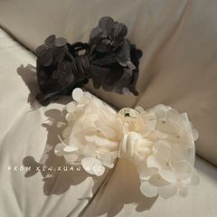 仙美の花びらの蝶結びはピンクのサメを挟んで高級感があります。