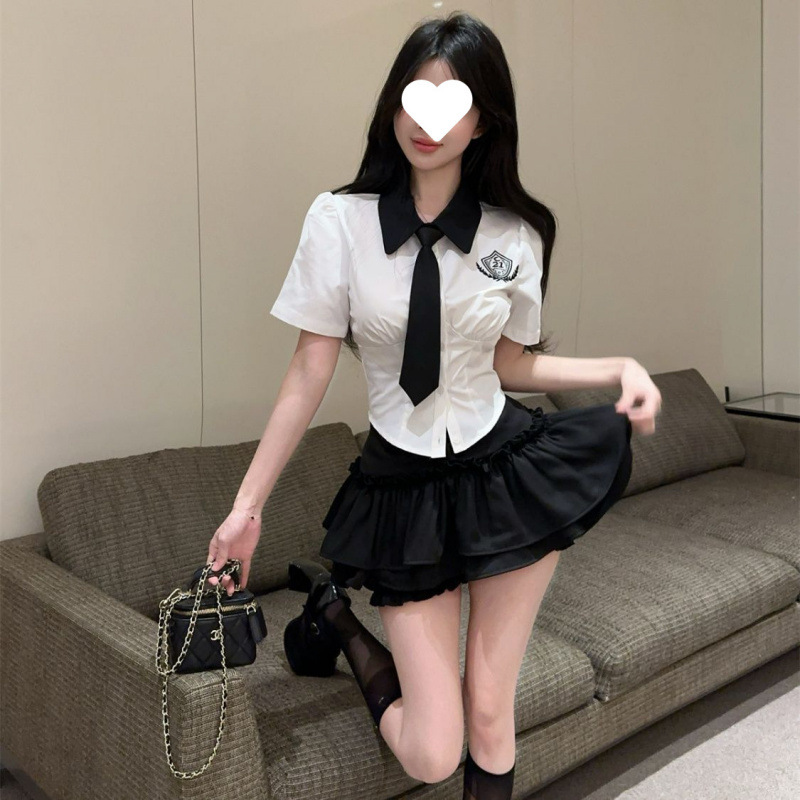 정장 반팔 흰색 셔츠 + 검은색 넥타이 + 검은색 케이크 스커트