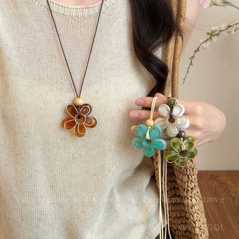 Dopamine flower pendant long necklace for women, suitable for summer outfits and dresses, clavicle chain, niche design accessory