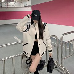 色を突いて野球服のコートをつなぎ合わせます。