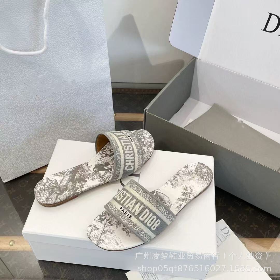 Zapatillas bordadas de marca D para mujer, ropa de verano al aire libre, sandalias deslizantes con correa de playa de cuero genuino informales de tacón grueso plano de moda para mujer.