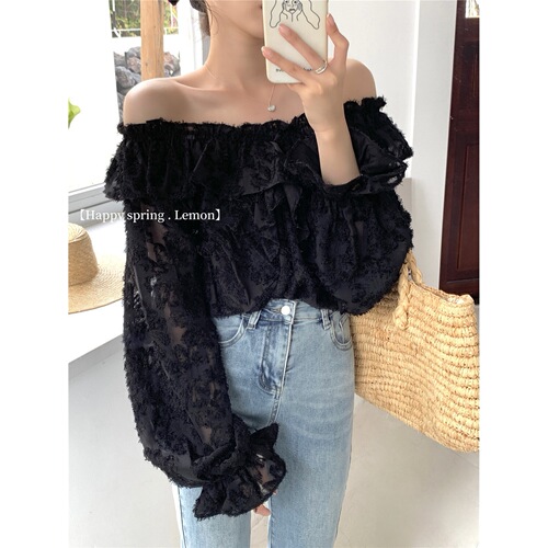 Designer ruffled-shoulder off-shoulder top for women—spring/summer new arrival, loose-fit, niche-style, figure-flattering long-sleeved shirt.