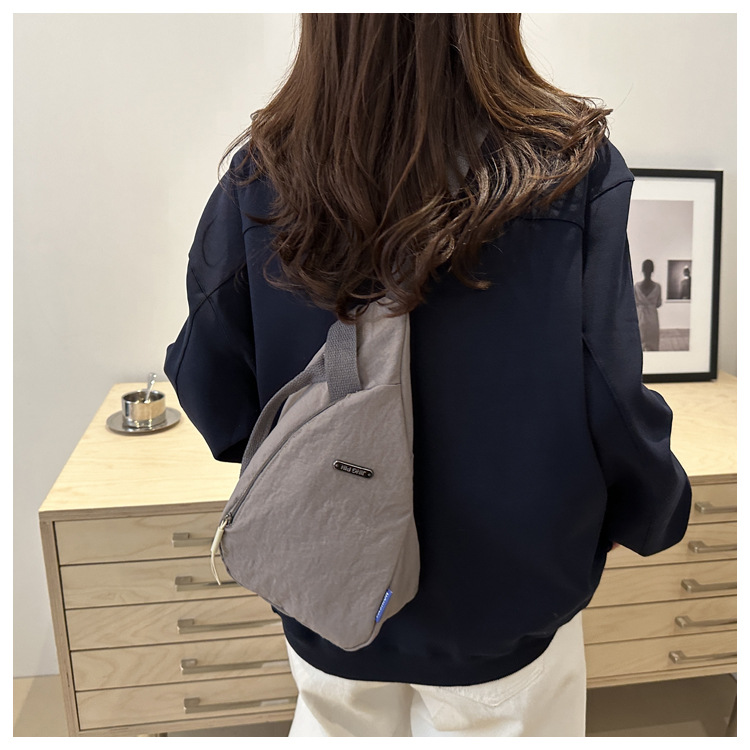 The new large-capacity, fashionable and versatile Korean casual chest bag for autumn and winter, as well as the simple travel canvas bag, are selling well among women undefined