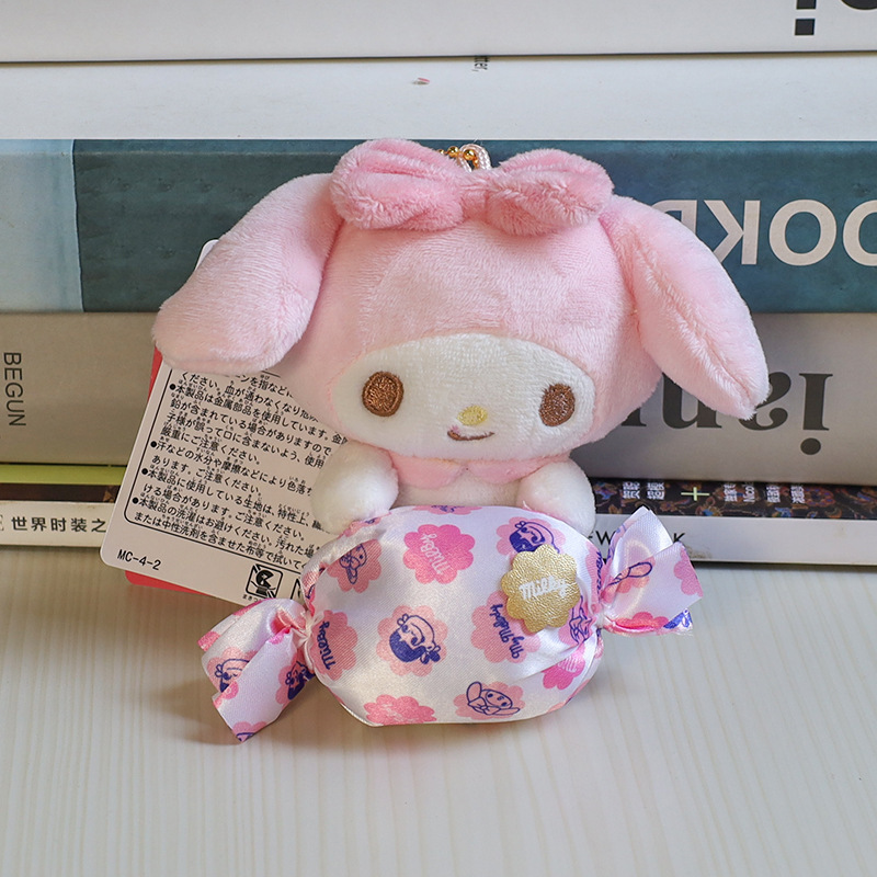 キャンディクロミのぬいぐるみを抱いています。|undefined
