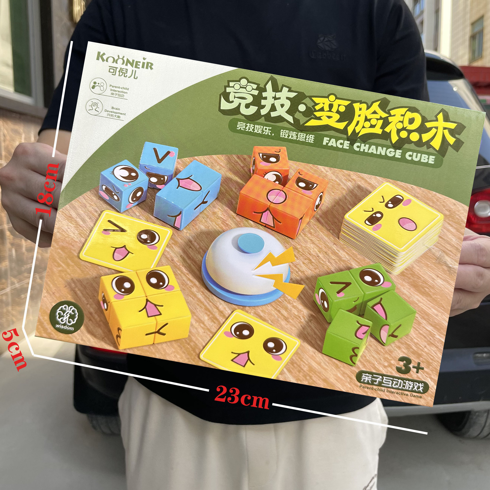 子供のままごとは楽しくて、ミニの食事をします。