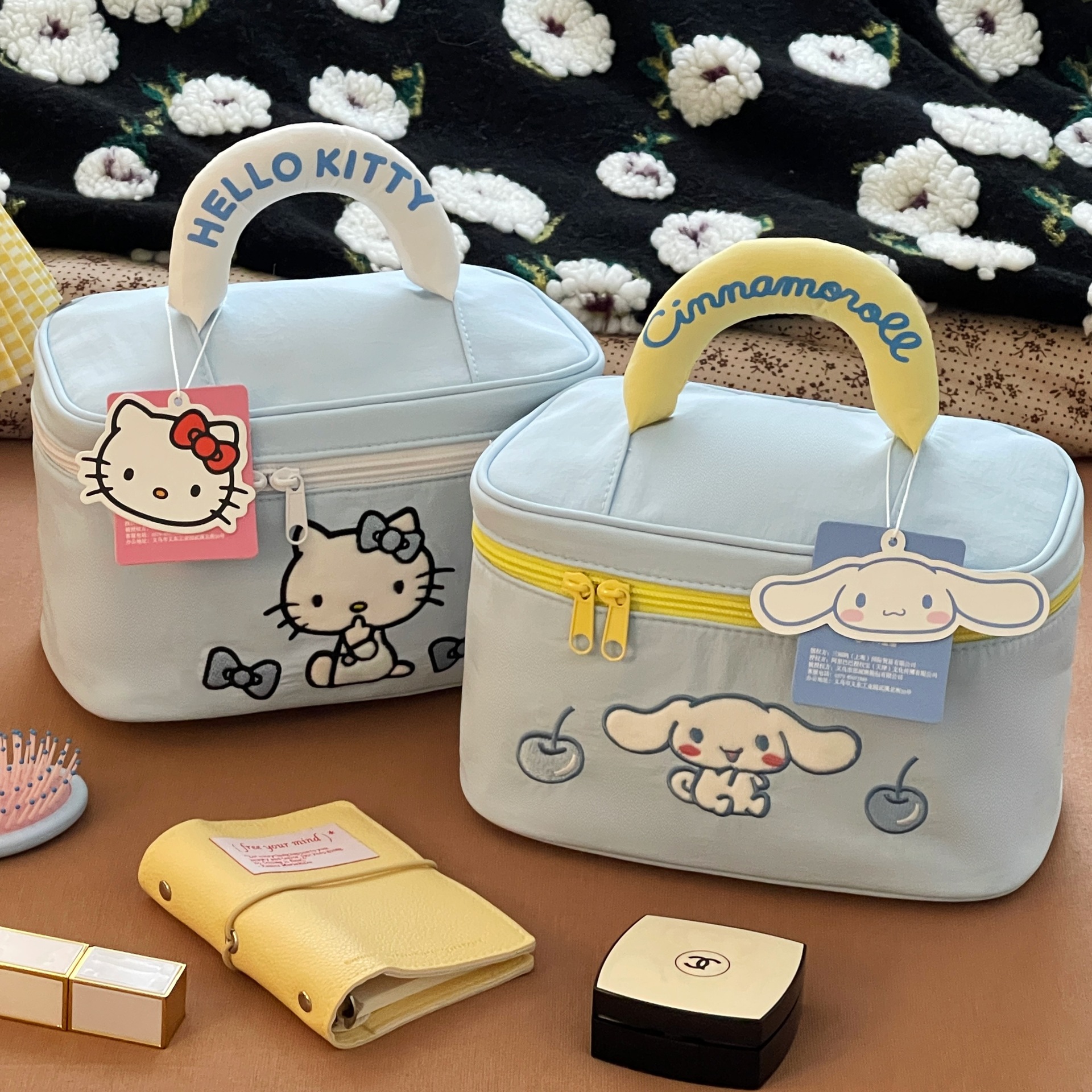 Sanrio Kitty bolsa de maquillaje portátil de gran capacidad, bolsa de almacenamiento portátil de alto valor facial, bolsa de lavado