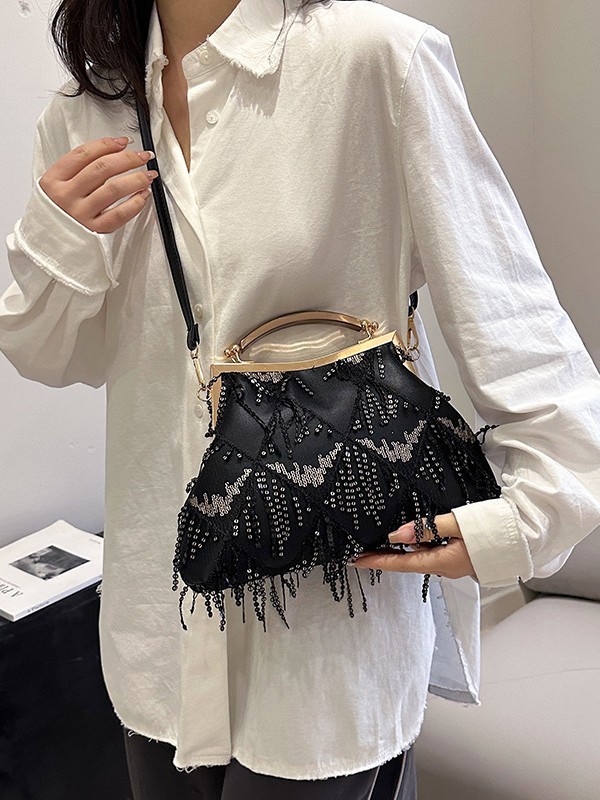 Bolsos transfronterizos para mujer 2024 modelos de otoño e invierno diseño de nicho agujero bolso de concha con hebilla de estilo coreano bolso cuadrado pequeño con borlas de moda image 3