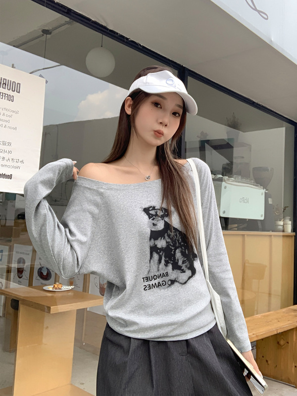 慵懒风白色小狗印花斜肩长袖T恤女2025年早秋露肩百搭松弛感上衣|undefined