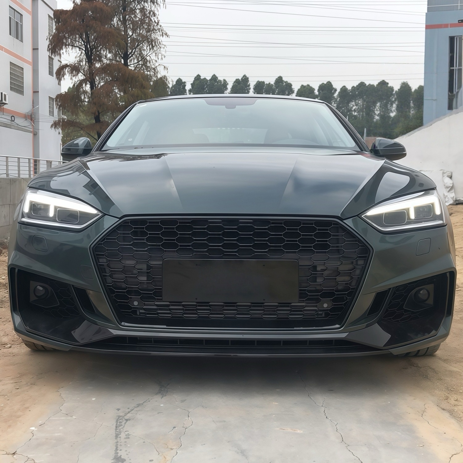 Suitable for Audi A5 models from 2017-2020, this is an RS5-style front bumper upgrade kit, including the front grille