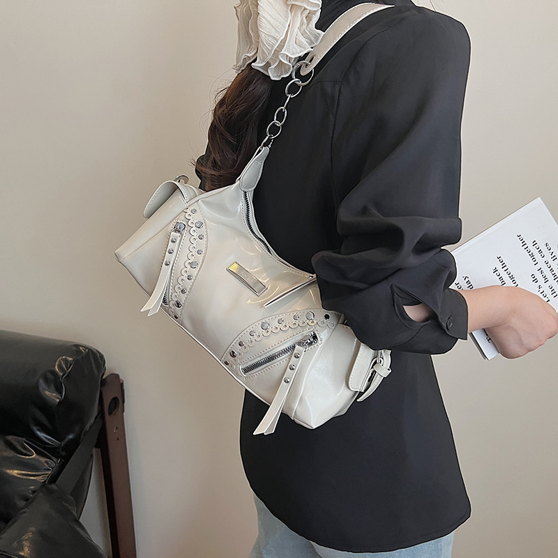 Bolso de axila de textura de alta calidad 2025 verano nuevo bolso femenino personalizado bolso de remache retro bolso de hombro de gran capacidad