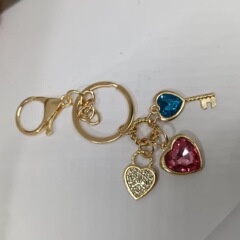 ゴールドフルダイヤモンドラブキーホルダー - ロマンチックな愛のスタイル、亜鉛合金の輝きとキーハンギングペンダント