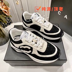 小香風の新型カジュアル運動靴の女性の厚い底の本革は合わせて高くなって色のプリントのアルファベットのパンダのお父さんの靴をつづり合わせます。