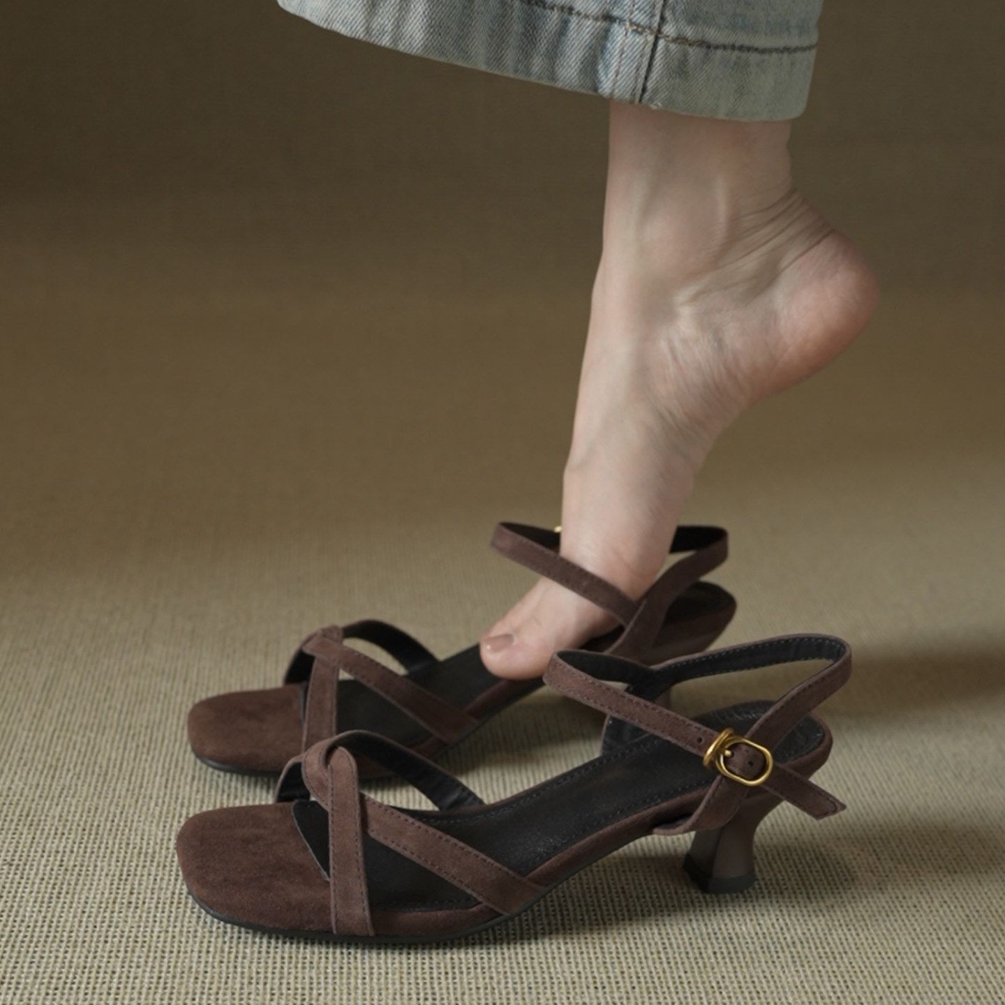 Sandalias de tacón retrógrado francesas para mujeres 2026 verano nuevo nicho de cabeza cuadrada con dedos fríos con sandalias