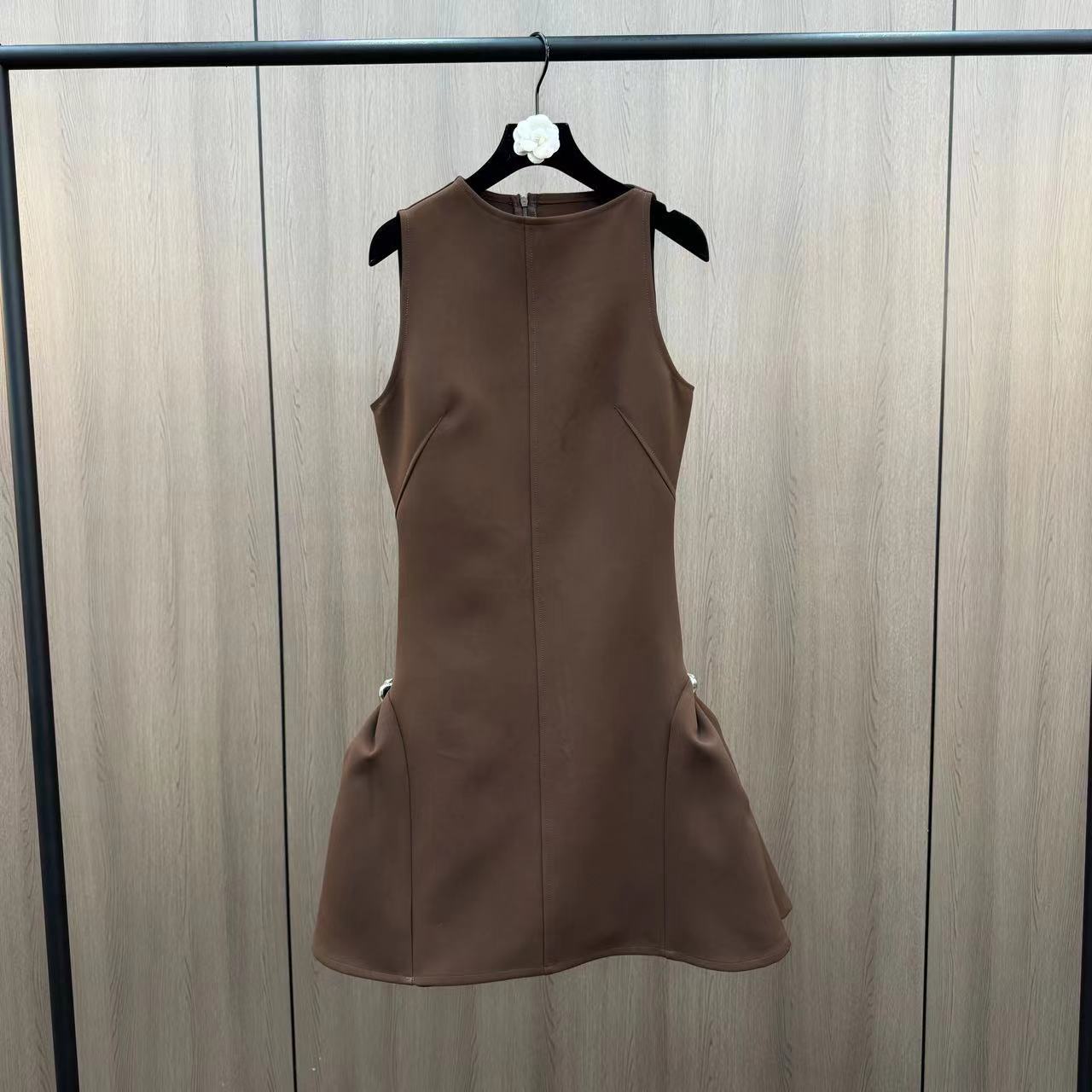 Spring summer fitted three dimensional brace with a round collar…