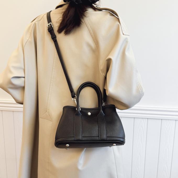 Bolso de mano universal coreano para mujeres 2025, nueva moda de gran capacidad bolso de hombro casual simple bolso de cubo inclinado