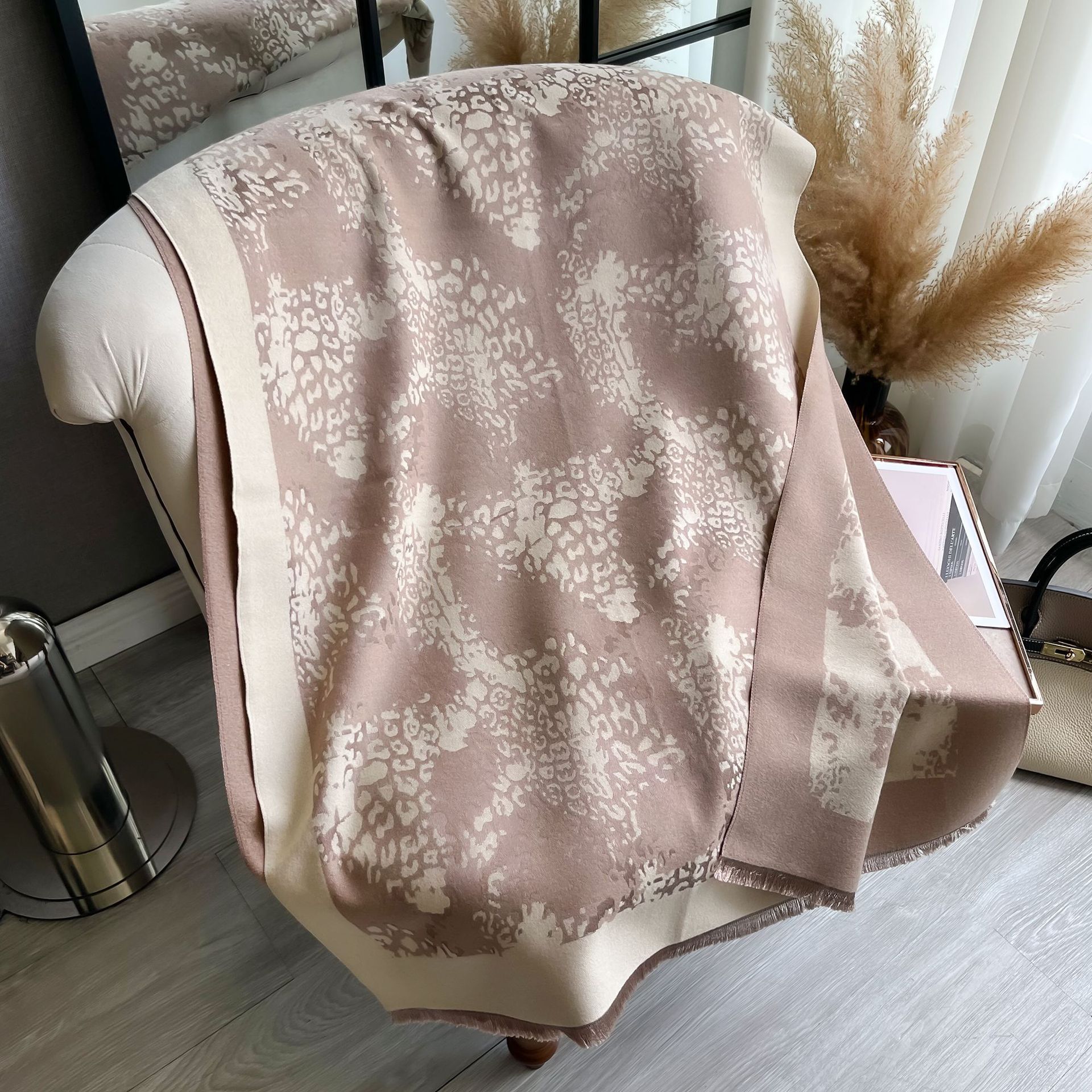 Nueva moda europea y americana impresión de leopardo bufandas para mujeres de alta calidad con un chal de otoño y invierno 2024