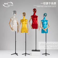 ハイエンドのカラフルなシルクサテンの女性モデル小道具半身衣料品店モデル棚ウェディングドレスウィンドウ人体ディスプレイスタンド