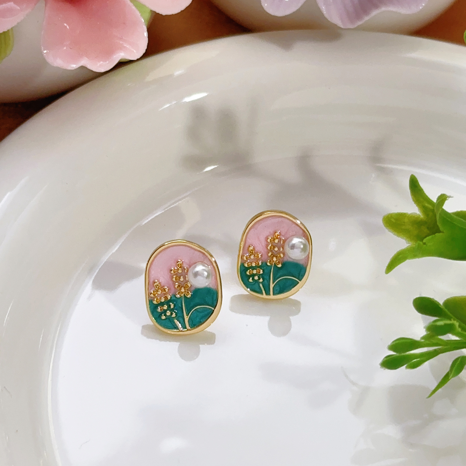 Pendientes de perlas Zhuji, temperamento blanco francés, pendientes antiguos, desplazamientos diarios, lujo ligero, joyería de orejas de alta gama al por mayor