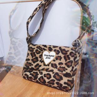 ��ľɭë�qҸ�°�Ů���y����б����μ�С��ħ�g�N�_�ϰٴ��]���