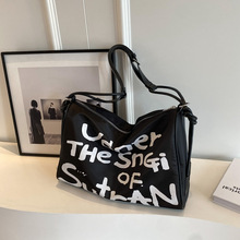 百搭大容量尼龙帆布水桶包女今年新款字母印花托特包邮差包斜挎包