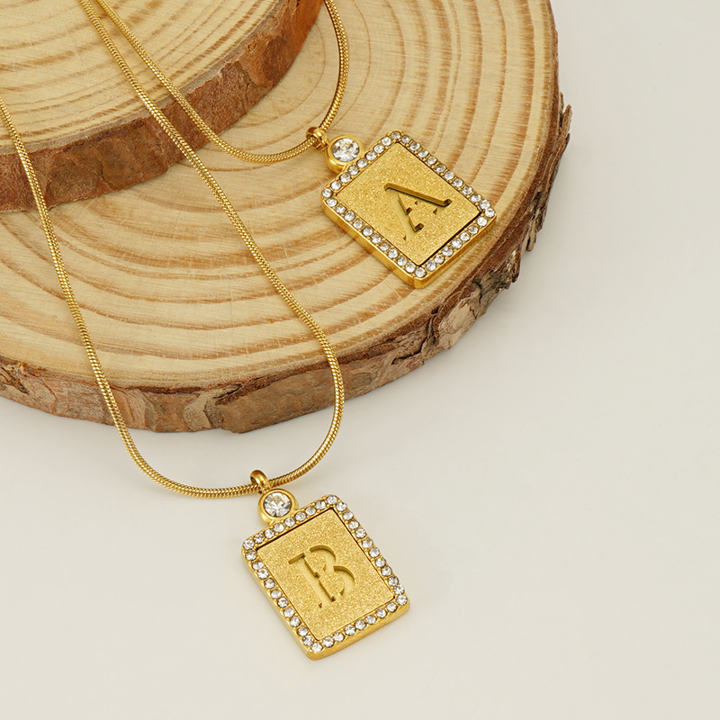 Collana personalizzata con ciondolo a lettera placcata oro donna_voghion.com