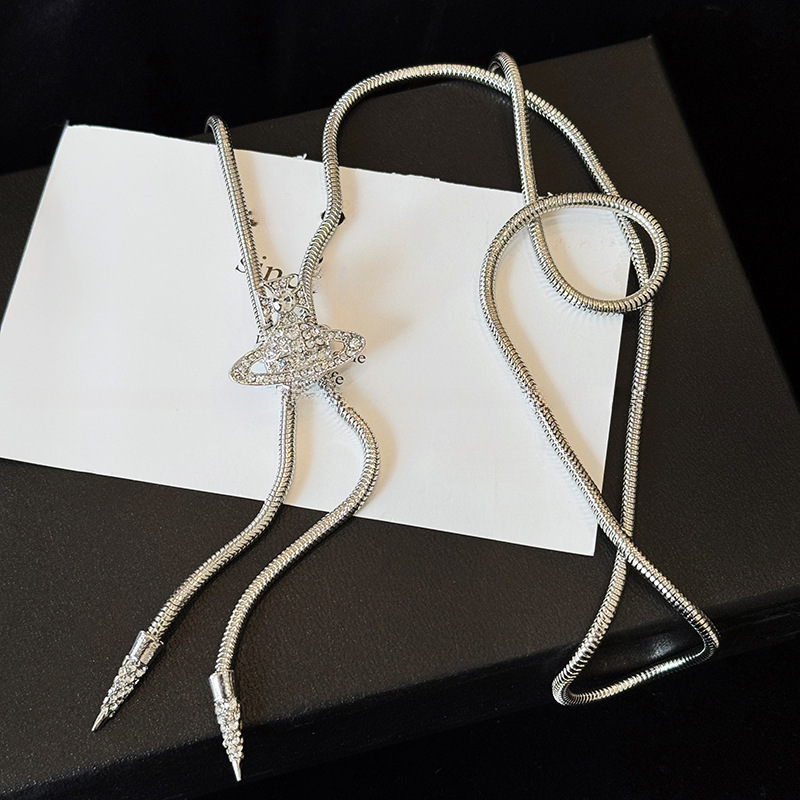 Estilo retro de Hong Kong cuerda de cuero artificial bolso pequeño collar moda todo-fósforo cadena de suéter de media luna fuera de la calle joyería de alta gama mujer