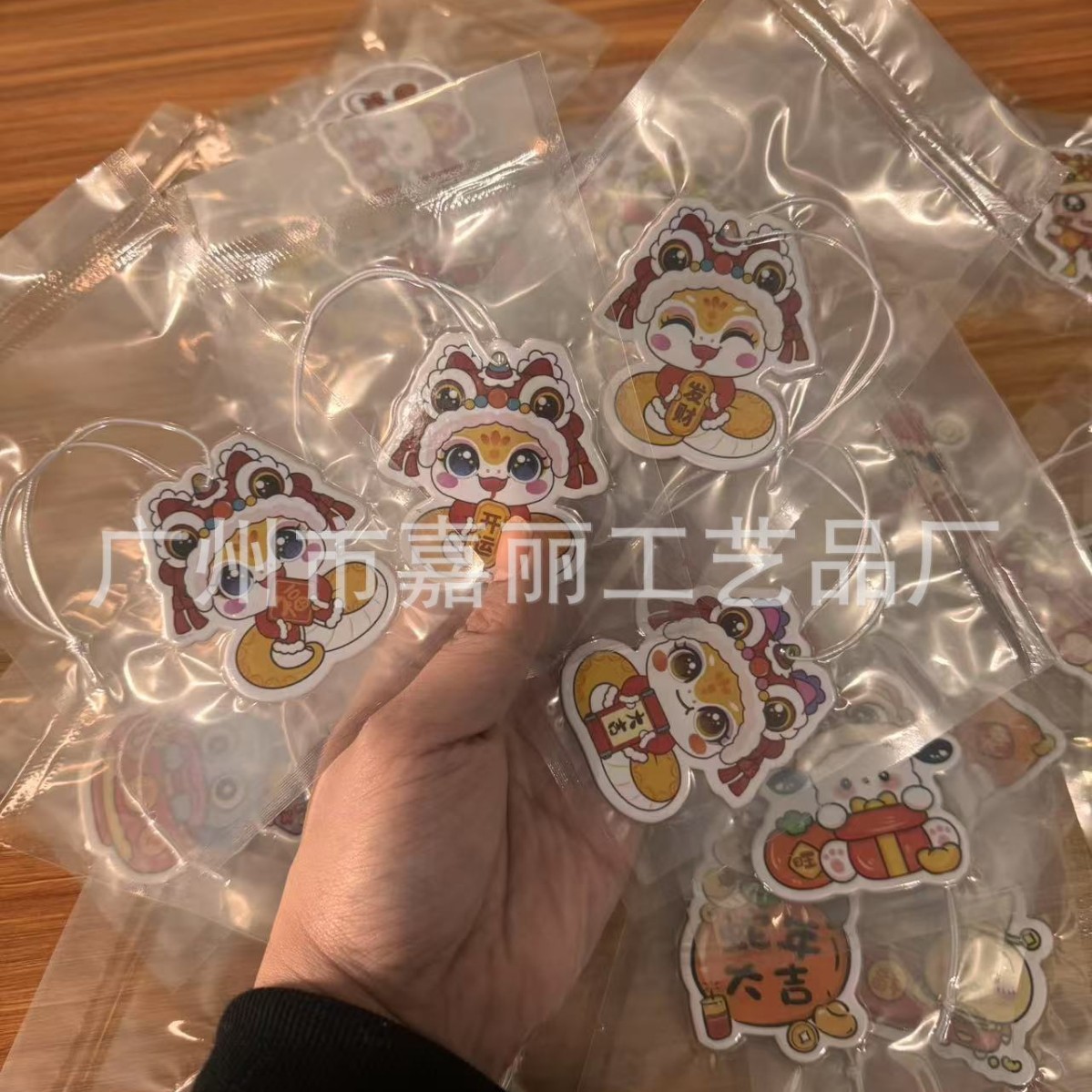 新年卡通蜡笔小新三丽鸥吉吉等蛇年汽车香片车载香水挂件香薰香氛