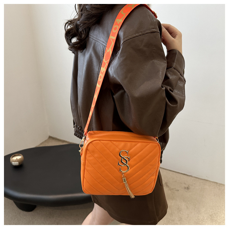 A stylish Korean-style wide shoulder strap small bag for women in the autumn of 2024, a niche design and versatile camera bag, an ins crossbody small square bag undefined