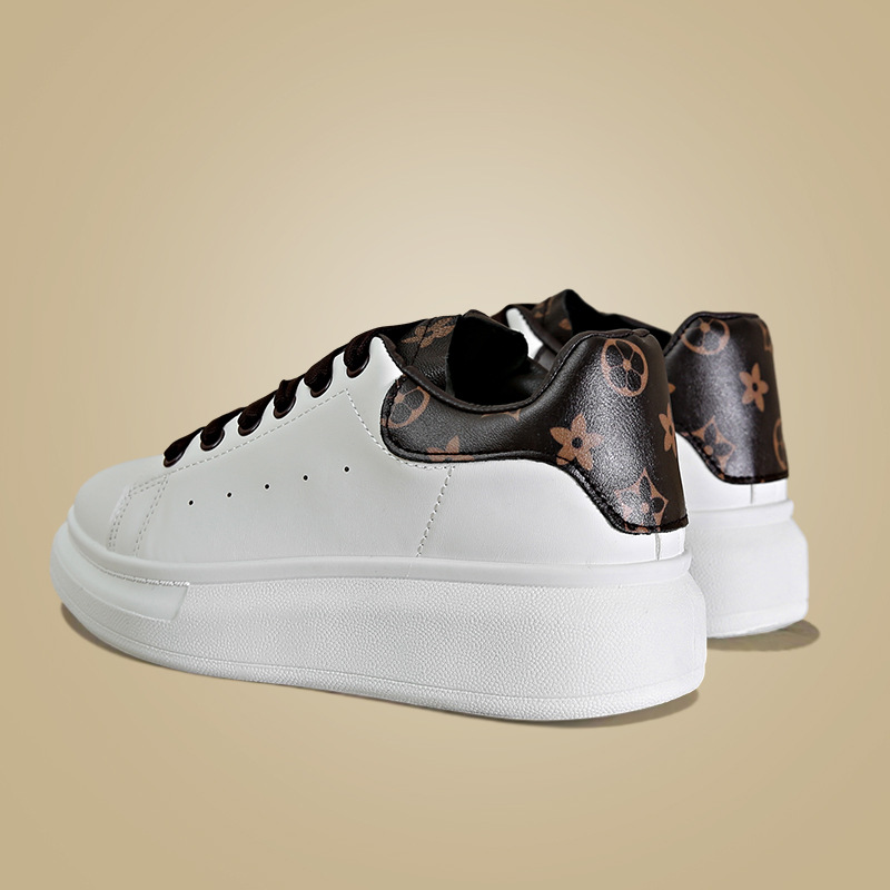 Pareja de zapatos blancos de todo fósforo para mujer 2024 primavera nuevo estilo bizcocho de cuero suela gruesa para estudiantes zapatos casuales para hombres