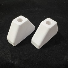 源头工厂生产氧化铝陶瓷配件三角形带孔陶瓷底座绝缘子轻量化