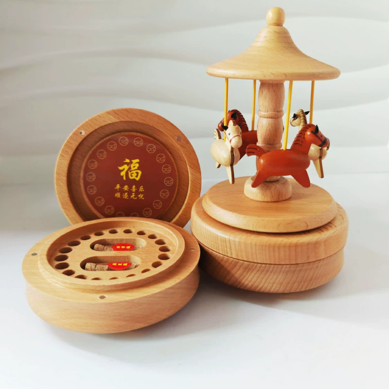 Коробочка-карусель из бука для молочных зубов и первых волос