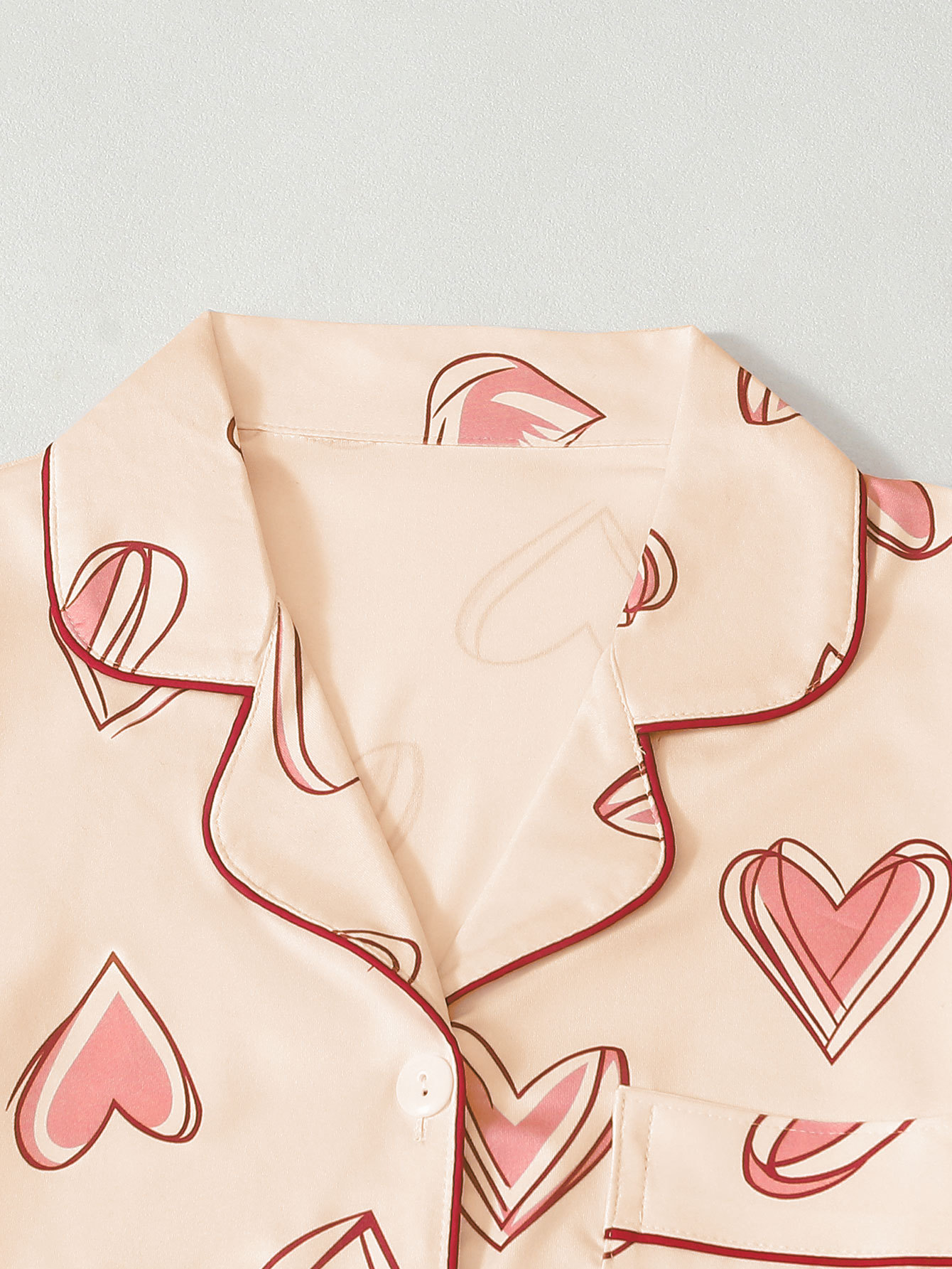Conjunto de pijama mujer con estampado de corazones y solapas_voghion.com