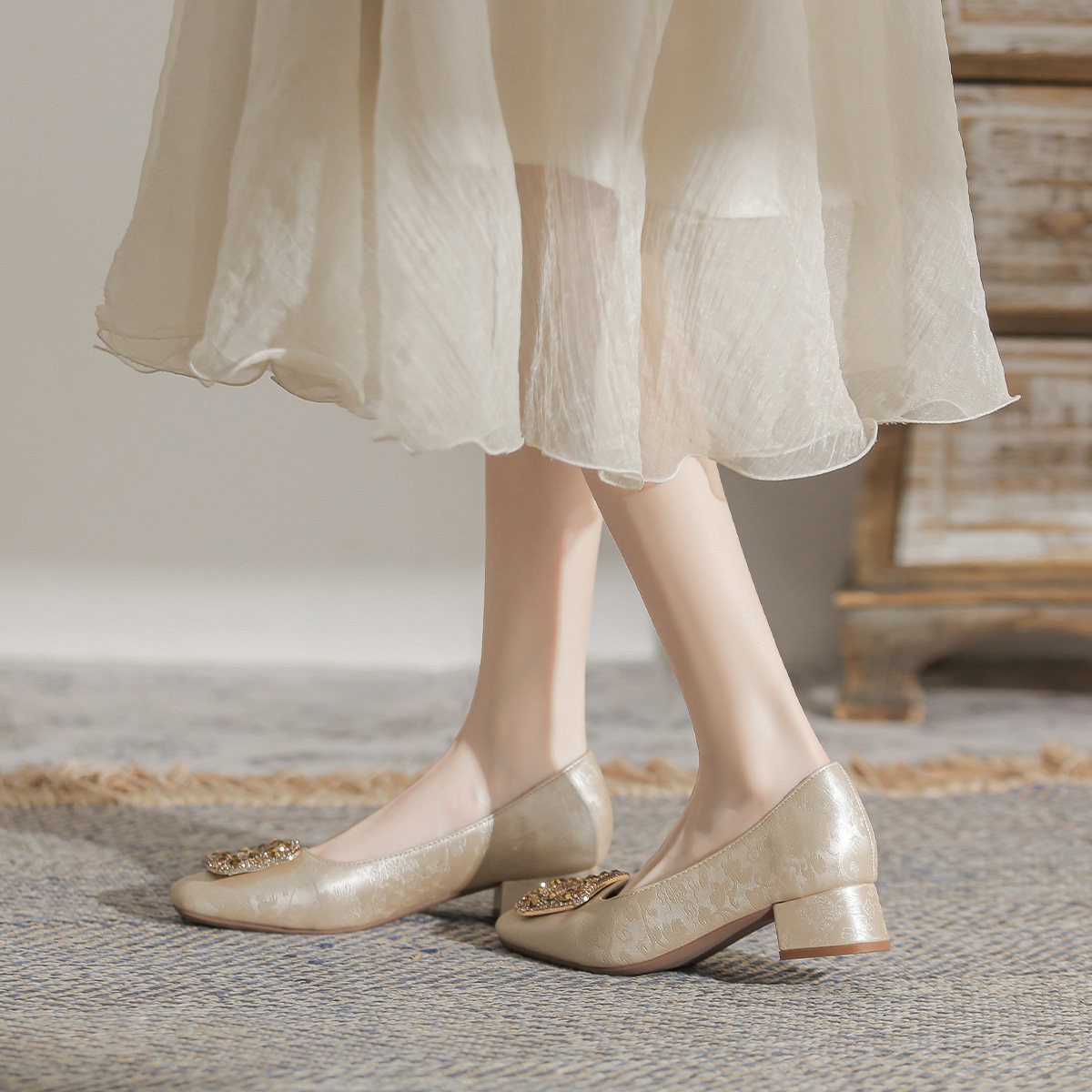 Nuevos zapatos de estilo chino de tacones altos para mujeres primavera y otoño 2026 zapatos de cuero gruesos resistentes al desgaste de hebilla cuadrada de diamante