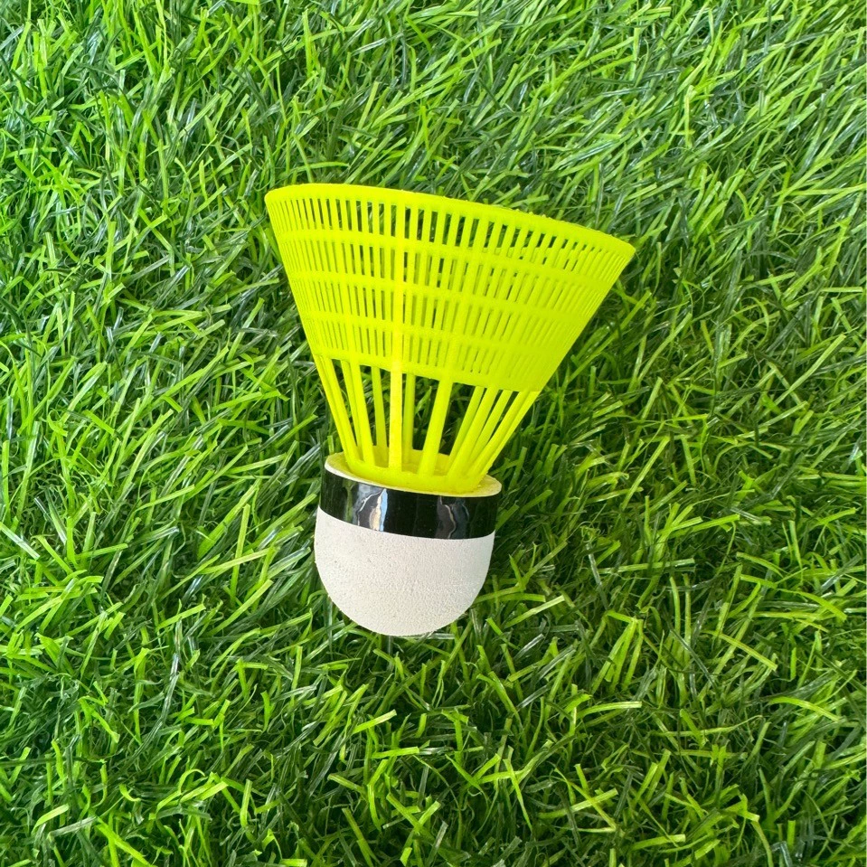 Производитель поставляет быстрые и надежные нейлоновые ракетки для бадминтона в наличии, обеспечивающие стабильный полет, эксклюзивно для трансграничных продаж.