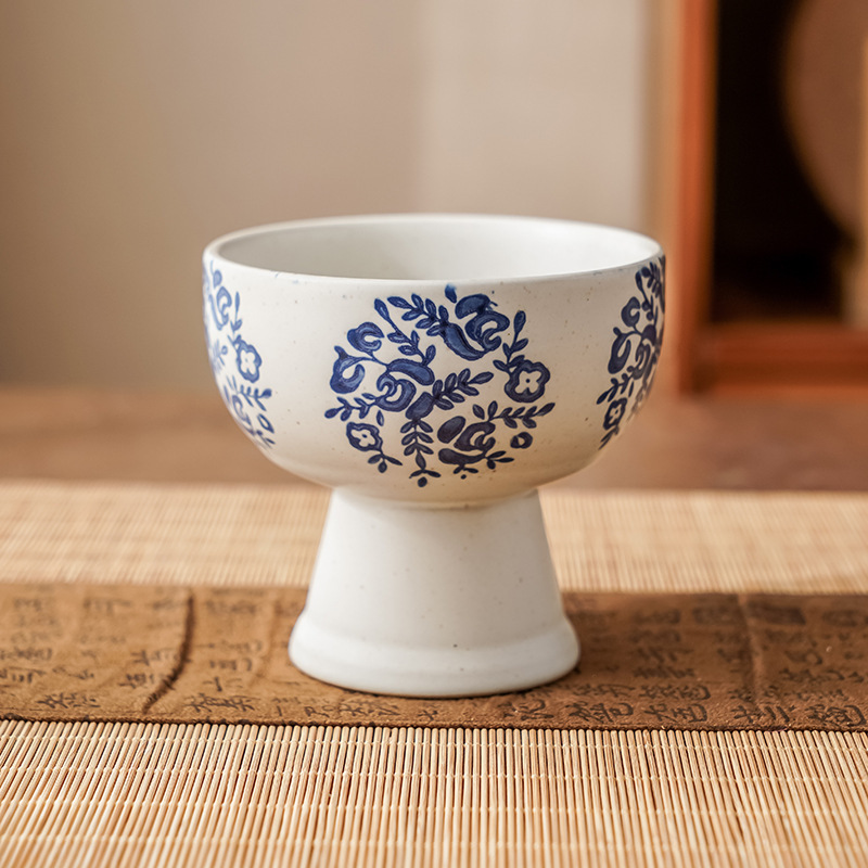 青花手彩陶磁器のドライフルーツ皿の背の高い洗練された日本式ティープレートのシンプルな高足ケーキ皿の家庭用ドライフルーツ皿|undefined