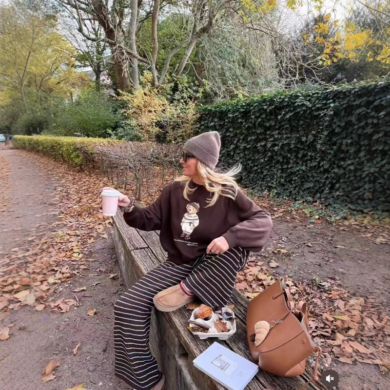 Autumn and Winter Bear Fleece-Lined Sweatshirt with Inner Fleece, Light Round Neck Pullover, Loose Top, Warm Chocolate Color Maillard