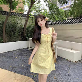 温柔风波点连衣裙女法式别致方领黄色长裙短袖掐腰碎花裙夏长裙