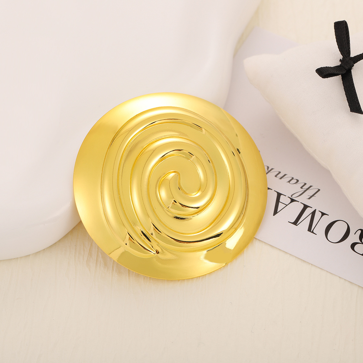 Broche en acier inoxydable fileté, style vintage français, légèreté et luxe, bijou tendance et raffiné._voghion.com