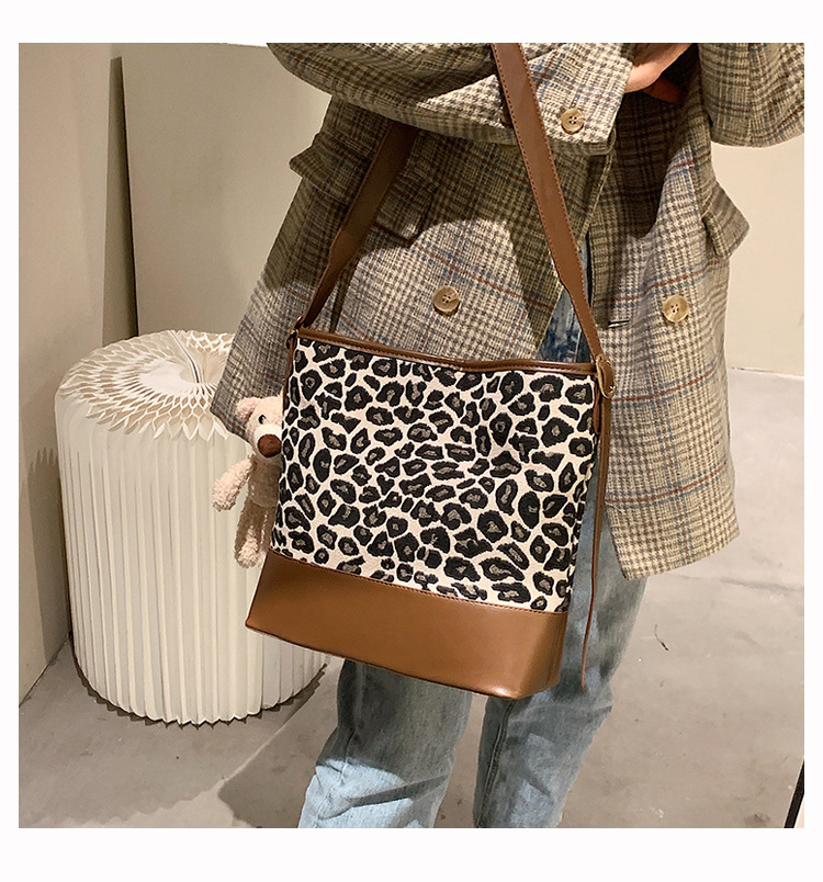 2021 New Autumn And Winter Shoulder Messenger Bag Bucket Bag display picture 2