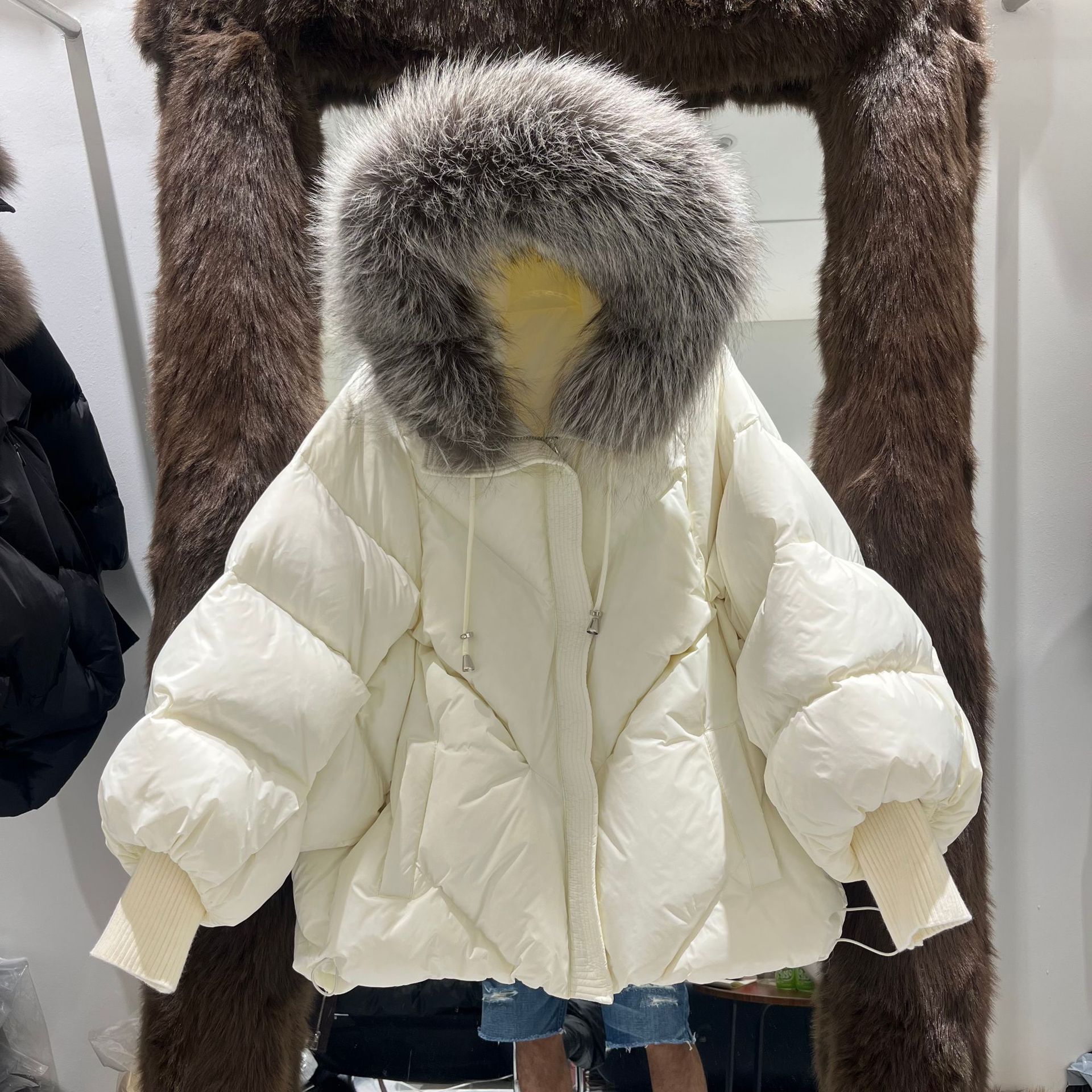 오프화이트 + 실버폭스 퍼