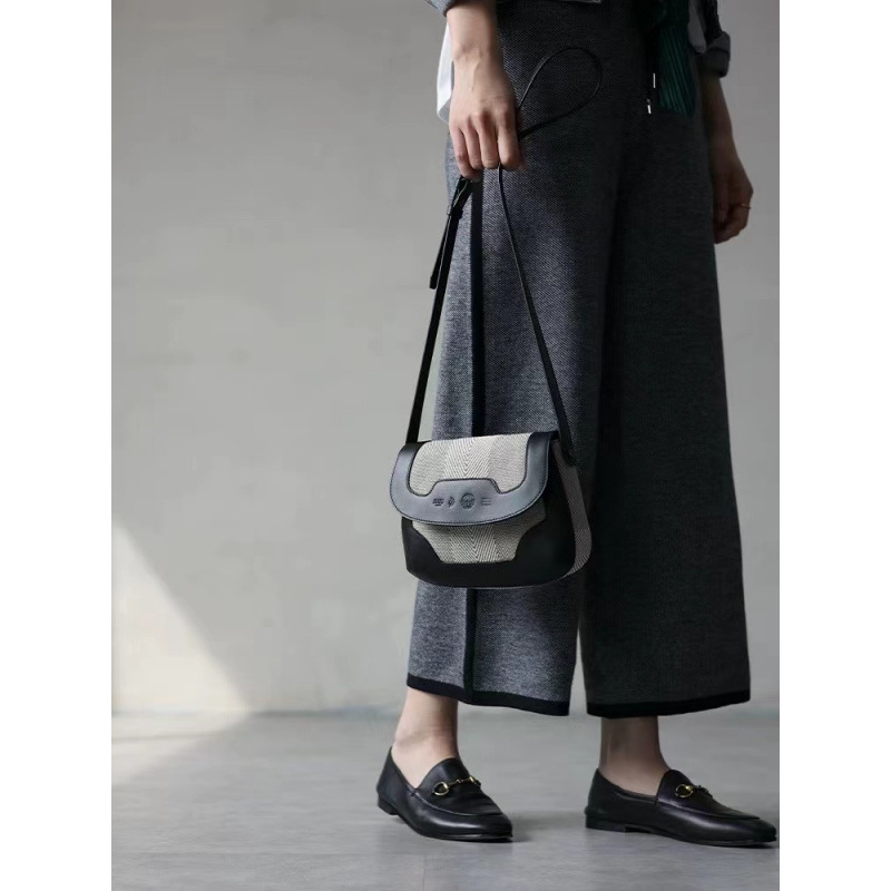 하이 엔드 2024 가을과 겨울 새로운 스타일 레트로 체크 세련된 어깨 크로스 바디 우아한 통근 올 매치 안장 가방