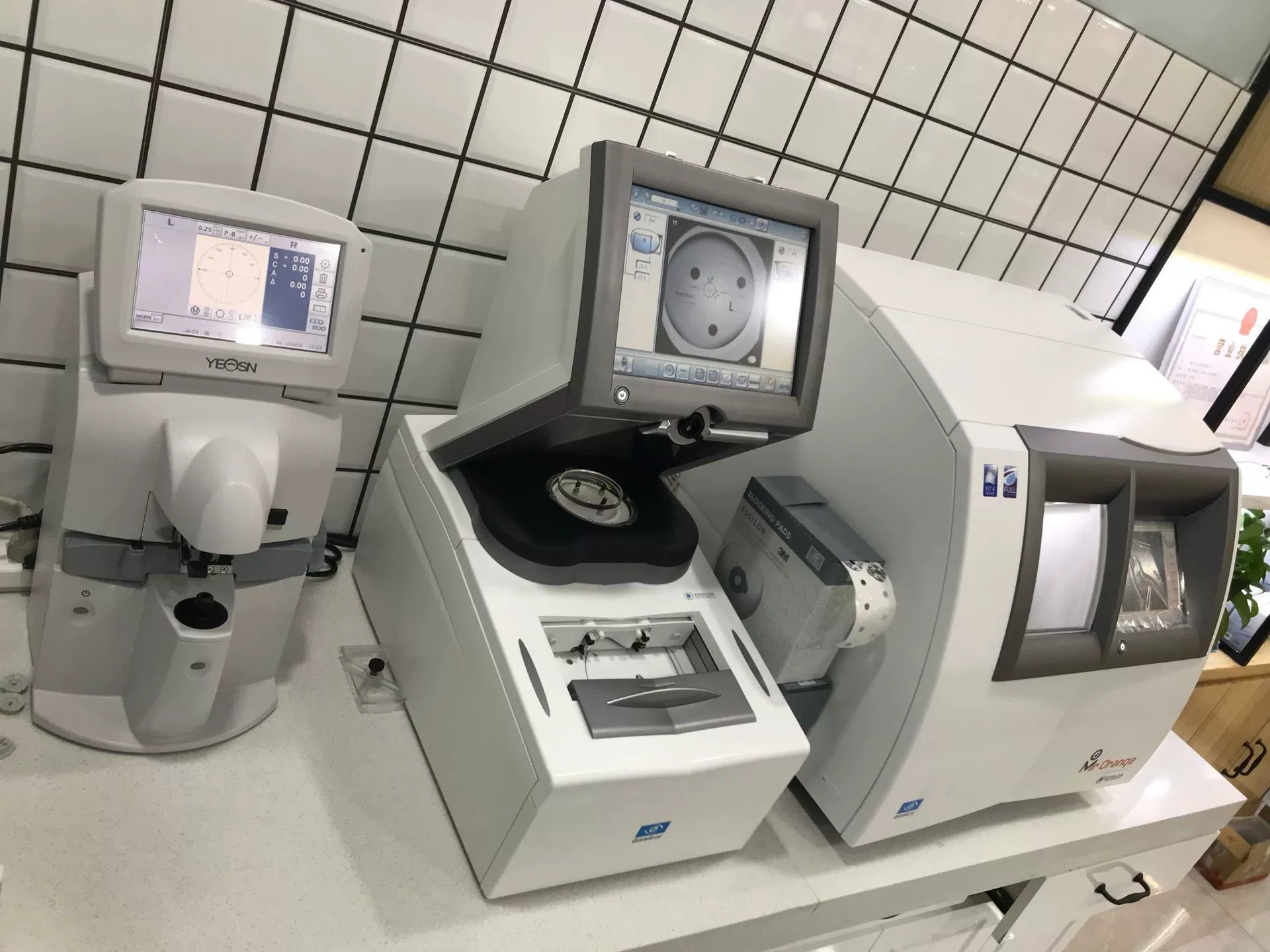 По дороге автоматическая установка линз Zeiss в соответствии с машиной для обработки линз марки дороги.