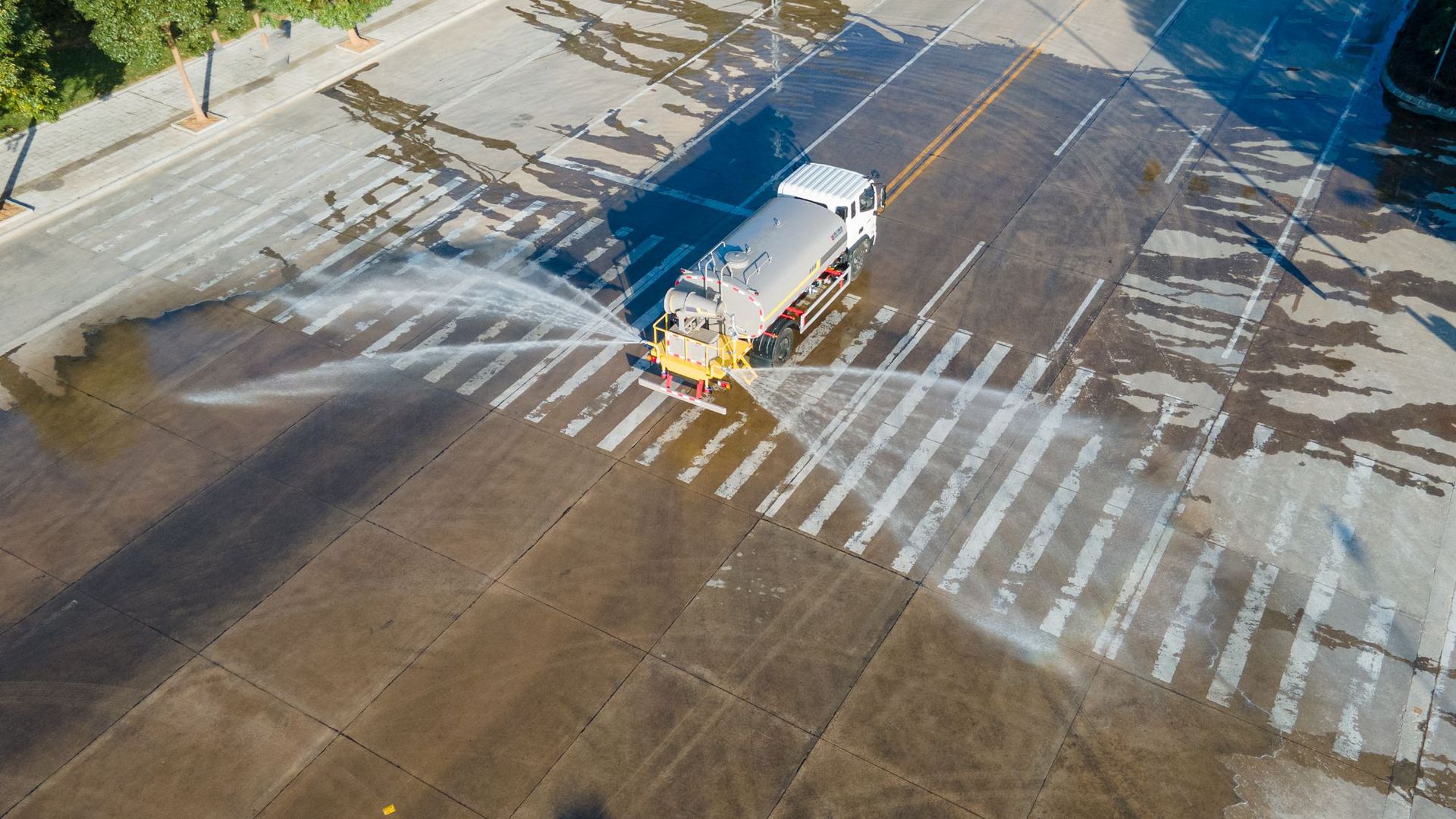 12 Square Meter Sprinkler Truck 15 Square Meter Construction Engineering Sprinkler Truck Construction Site Excavator Fog Cannon to Reduce Dust Large Fog Cannon Sprinkler Truck