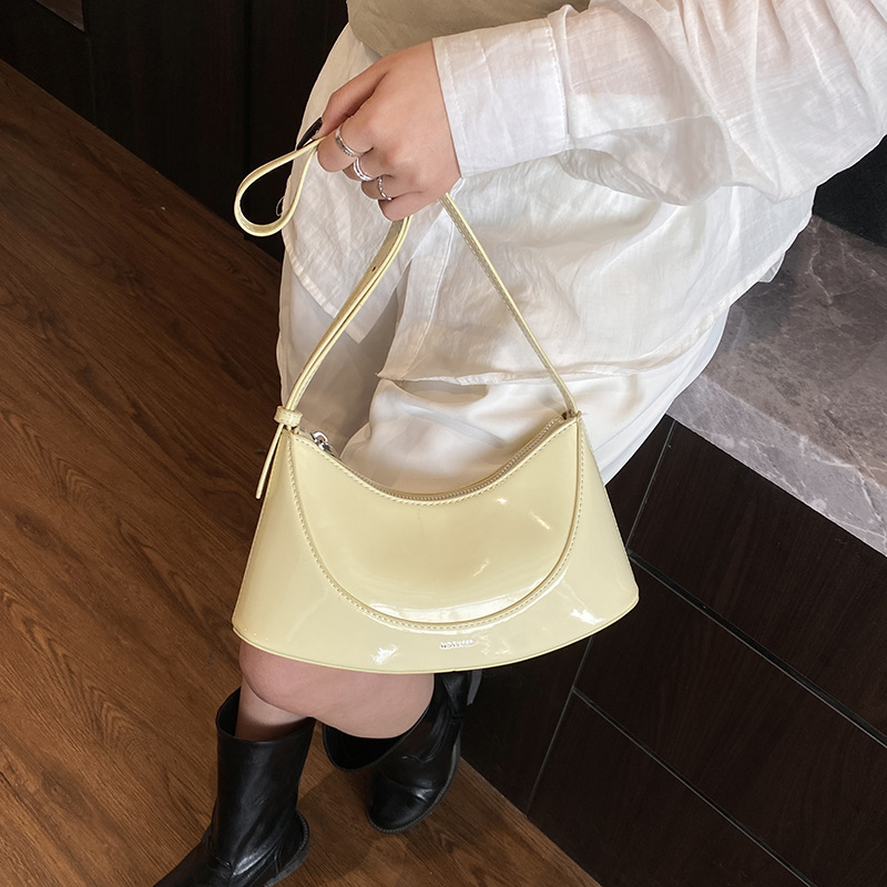 크리미한 노란색