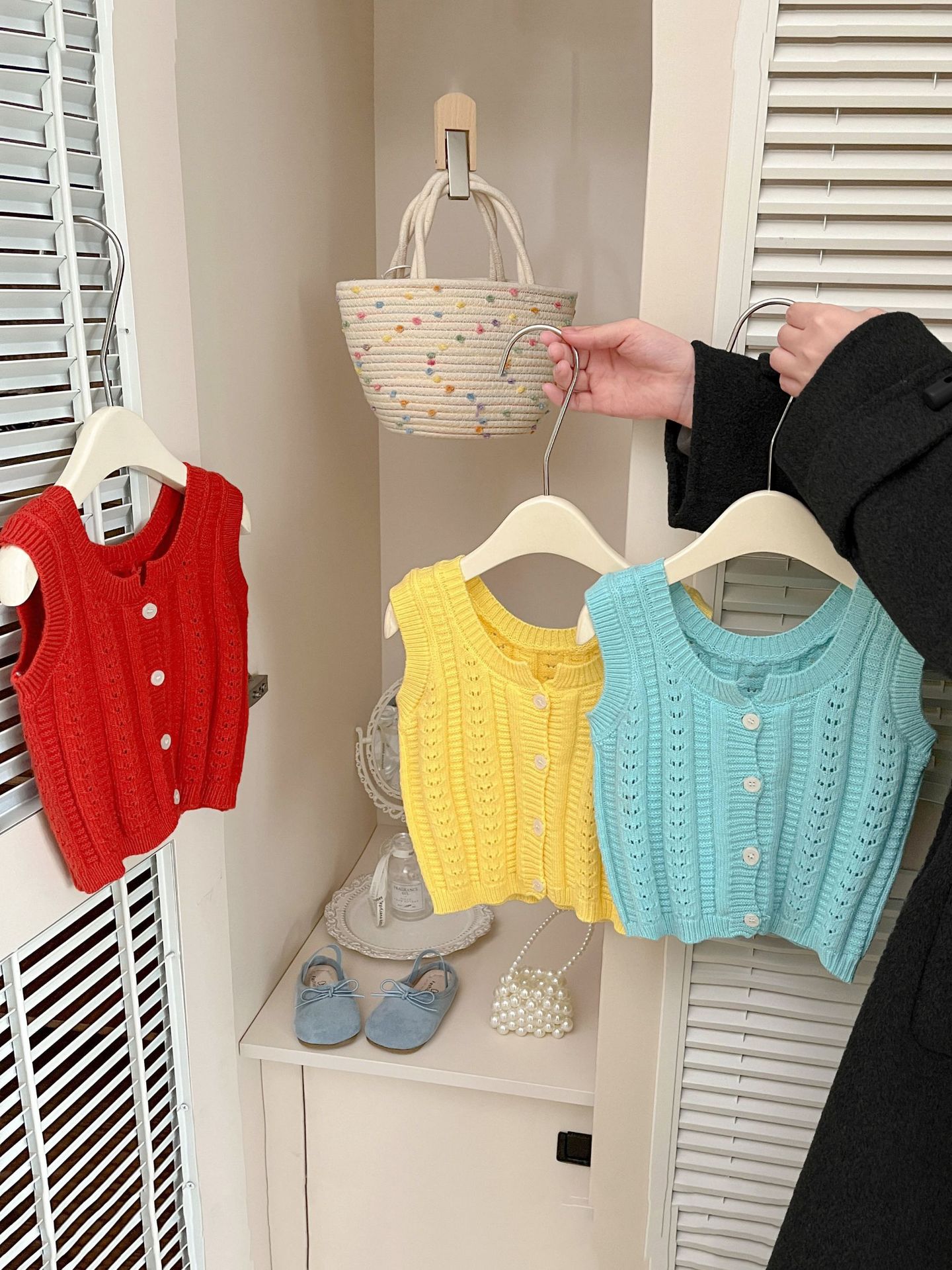 A principios de la primavera, las niñas coreanas usan chaleco de punto 2026 nuevo estilo de estilo extranjero, las niñas de moda llevan un clip de marea.
